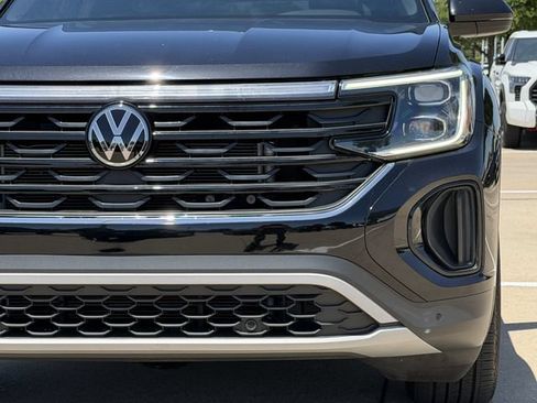 Used 2024 Volkswagen Atlas Cross Sport SE w/ Panoramic Sunroof Package FWD image 9