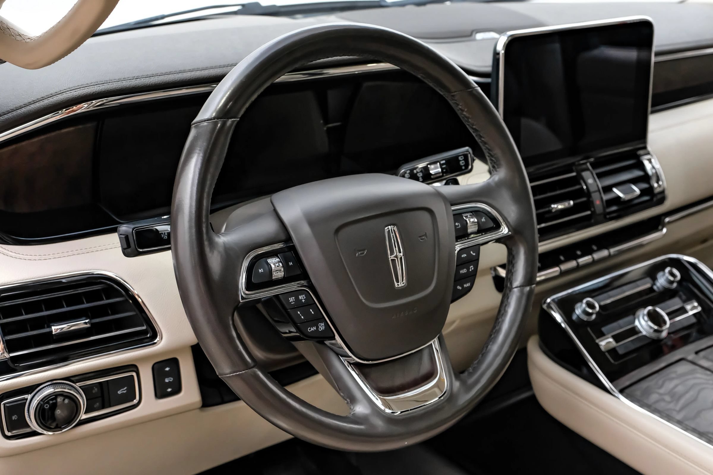 Used 2020 Lincoln Navigator Reserve w/ Luxury Package AWD/4WD image 12
