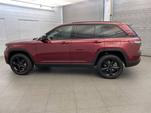 Certified 2023 Jeep Grand Cherokee Altitude image 9