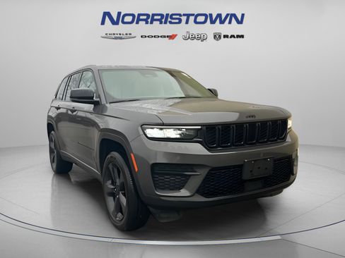 Used 2022 Jeep Grand Cherokee Altitude image 2