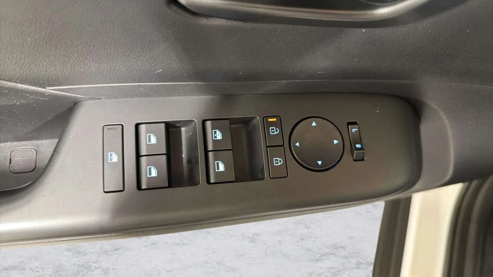 Used 2025 Hyundai Kona SE FWD image 28