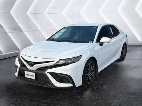Used 2022 Toyota Camry SE FWD image 3