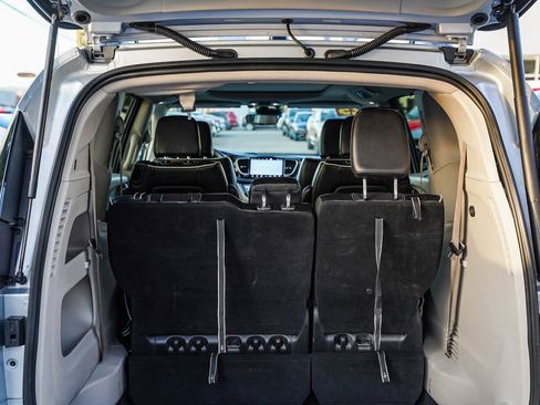 Used 2023 Chrysler Pacifica Limited image 25