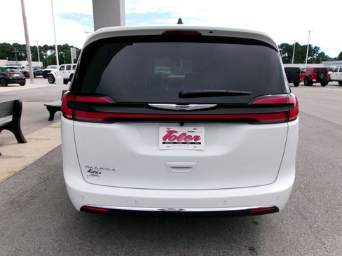 New 2026 Chrysler Pacifica Select image 23