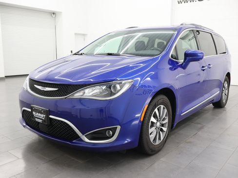Used 2020 Chrysler Pacifica Touring-L Plus FWD image 7