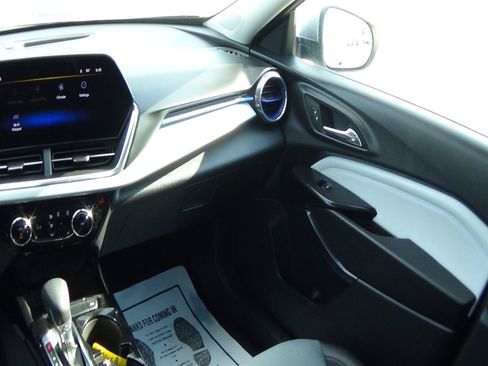 Used 2025 Chevrolet Trax LT w/ LT Convenience Package FWD image 15