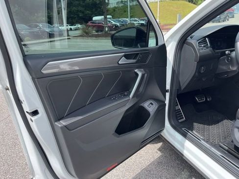 Used 2022 Volkswagen Tiguan SE R-Line AWD/4WD image 5
