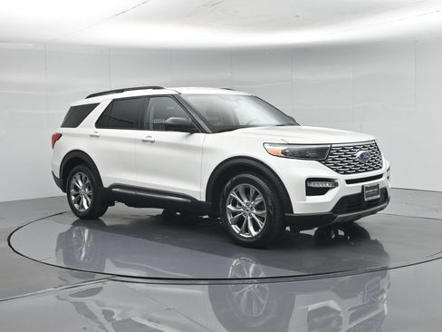 Certified 2021 Ford Explorer XLT w/ Equipment Group 202A RWD image 24
