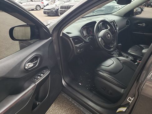 Used 2019 Jeep Cherokee Trailhawk AWD/4WD image 9