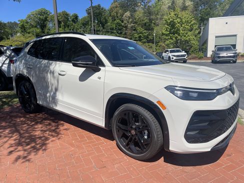 New 2026 Volkswagen Tiguan SE R-Line FWD image 3