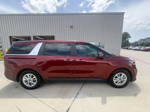 Used 2024 Kia Carnival LX FWD image 9