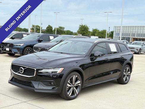 Certified 2025 Volvo V60 B5 Cross Country Plus AWD/4WD image 4