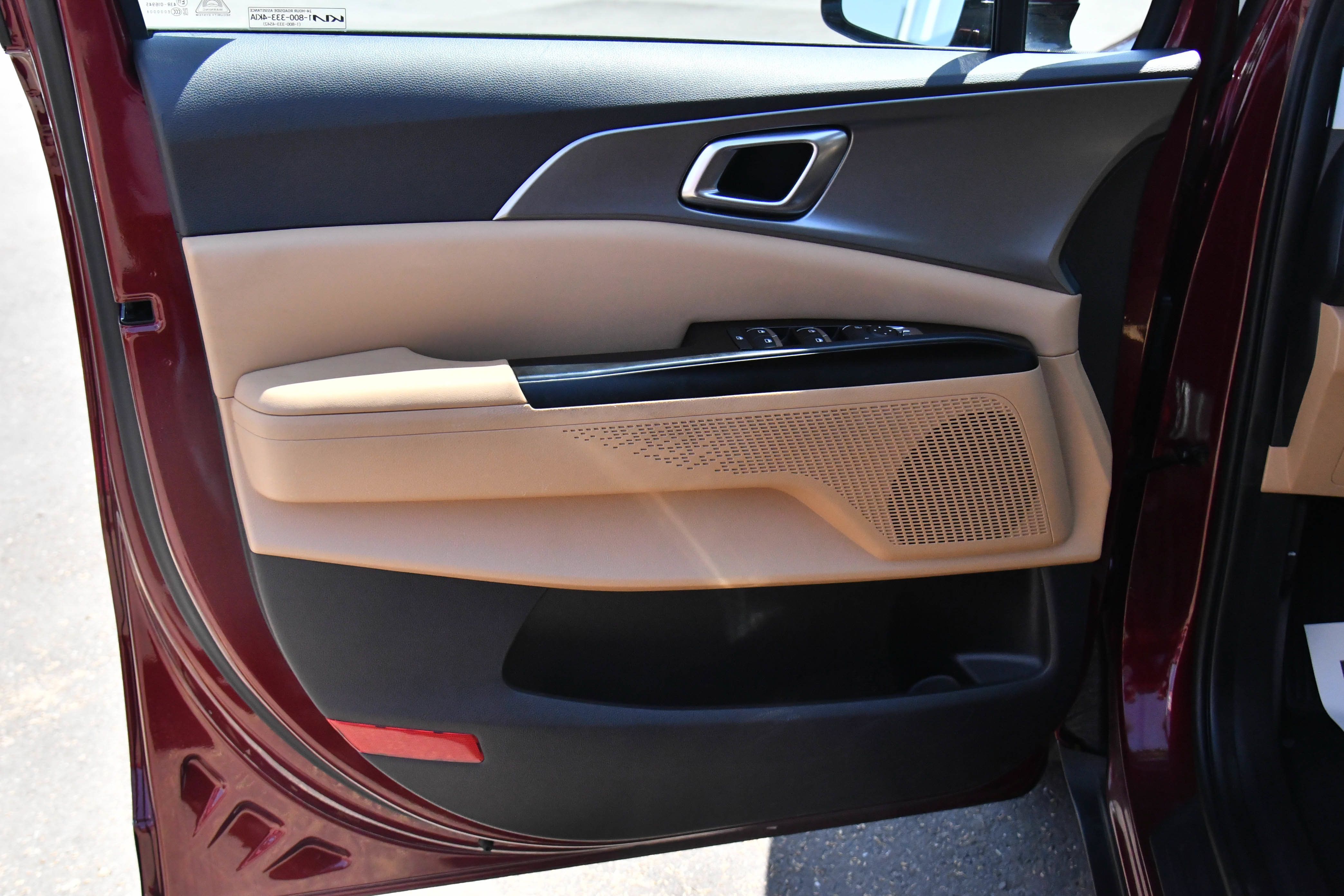 Used 2022 Kia Carnival LX FWD image 14