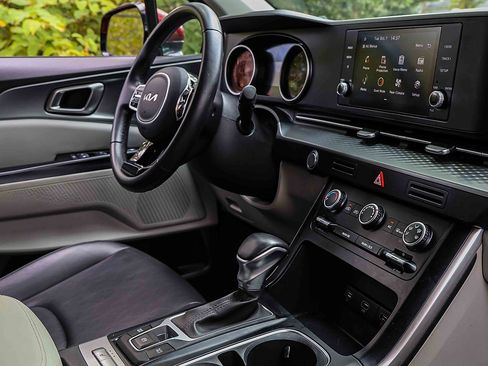 Certified 2023 Kia Carnival LX image 28