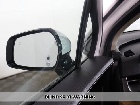 Used 2023 Kia Carnival EX image 5