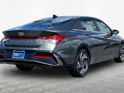 Certified 2025 Hyundai Elantra SEL image 2