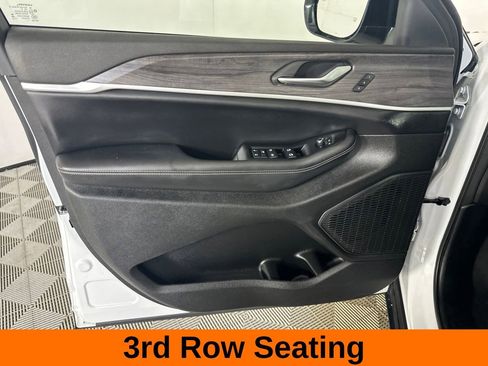 Used 2023 Jeep Grand Cherokee L Limited AWD/4WD image 8