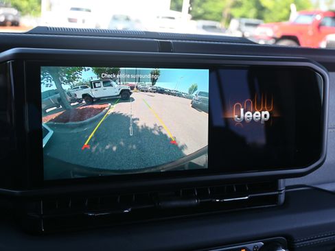 Used 2025 Jeep Wrangler Unlimited Sahara w/ Safety Group AWD/4WD image 23