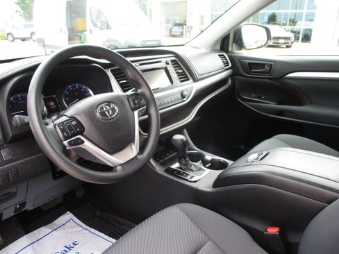 Used 2019 Toyota Highlander LE AWD/4WD image 14