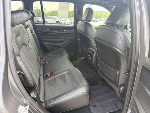 Used 2025 Jeep Grand Cherokee Altitude AWD/4WD image 27
