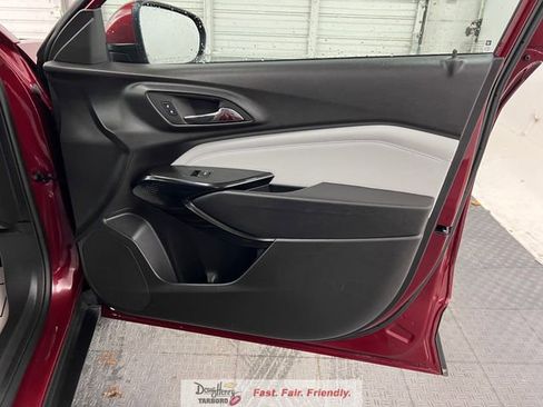 Used 2025 Chevrolet Trax LT image 38