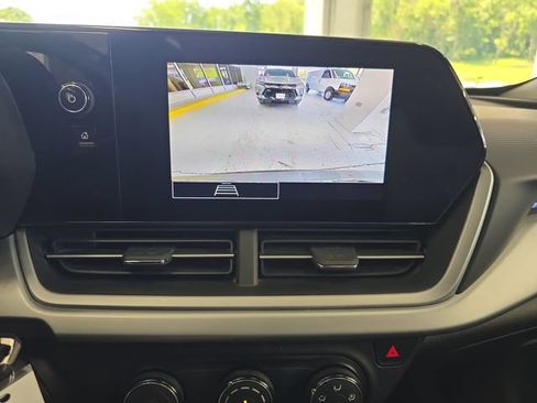Used 2025 Chevrolet Trax LS w/ LS Convenience Package FWD image 16