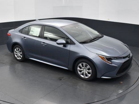 Used 2025 Toyota Corolla LE image 36