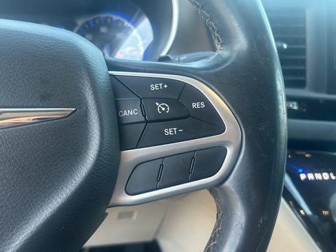 Used 2017 Chrysler Pacifica Touring-L FWD image 17