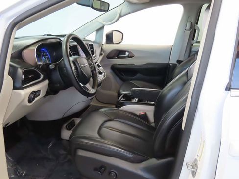 Used 2020 Chrysler Voyager Lxi FWD image 13