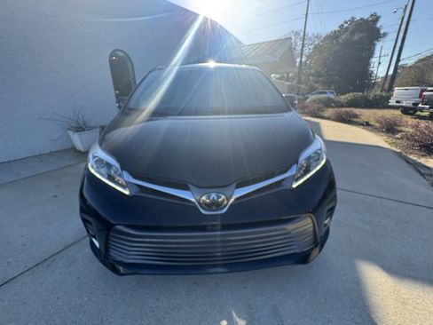 Used 2020 Toyota Sienna Limited Premium w/ Carpet Mat Package image 3