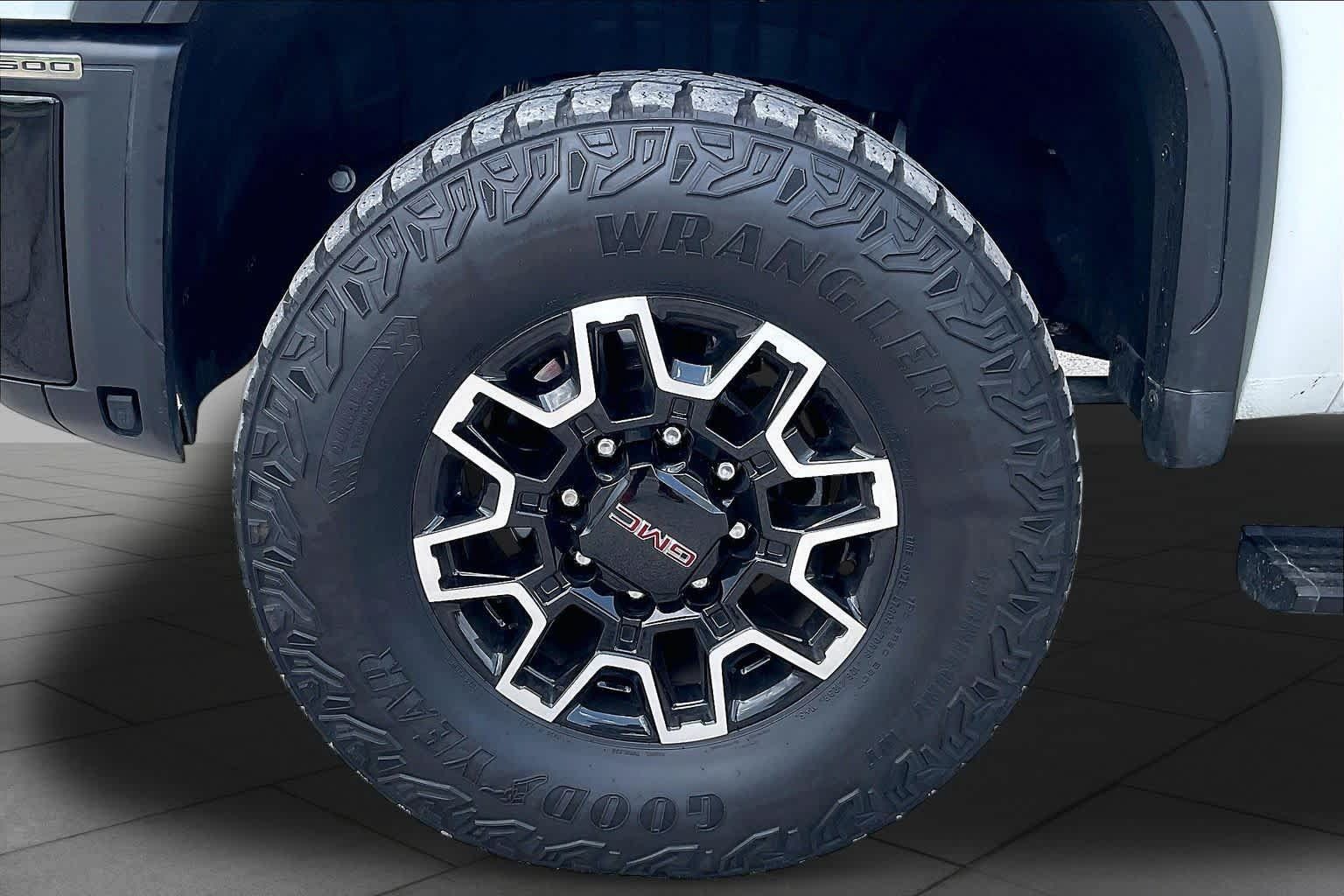 Certified 2025 GMC Sierra 2500 AT4X AWD/4WD image 10