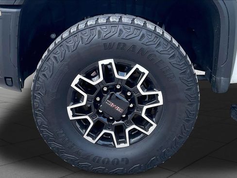Used 2025 GMC Sierra 2500 AT4X AWD/4WD image 10