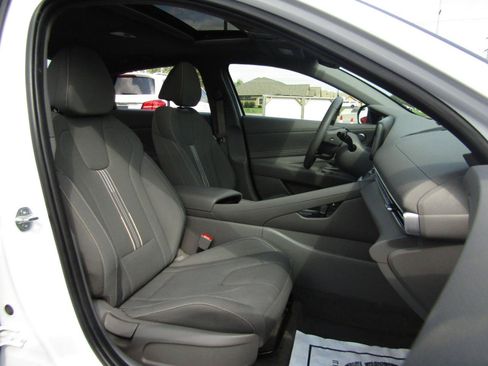 Used 2024 Hyundai Elantra SEL w/ Convenience Package FWD image 24