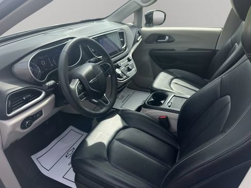 Used 2024 Chrysler Pacifica Touring-L FWD image 10