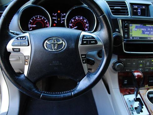 Used 2013 Toyota Highlander Limited image 29