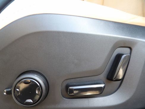 Certified 2023 Volvo XC60 B5 Ultimate w/ Climate Package image 17