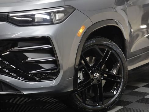 Certified 2025 Volkswagen Tiguan SE R-Line AWD/4WD image 3