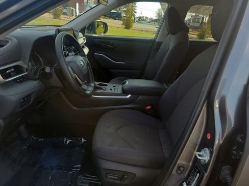 Used 2023 Toyota Highlander L image 17