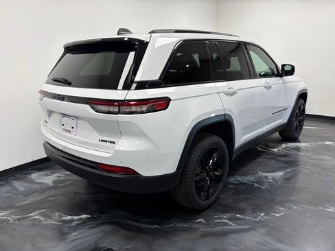 Used 2024 Jeep Grand Cherokee Limited w/ Black Appearance Package image 19