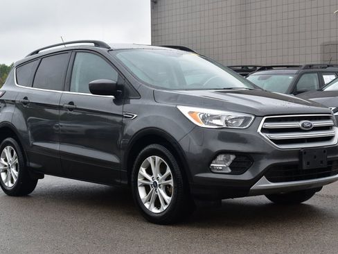 Certified 2018 Ford Escape SE w/ SE Sync 3 Package image 3