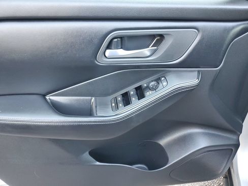 Used 2025 Nissan Rogue SV FWD image 14