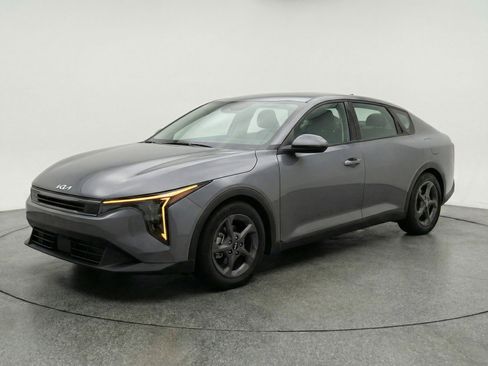 Used 2025 Kia K4 LXS image 3