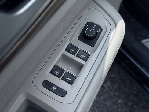 Used 2025 Volkswagen Atlas SE AWD/4WD image 13