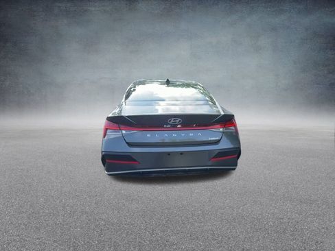 New 2025 Hyundai Elantra Limited image 18