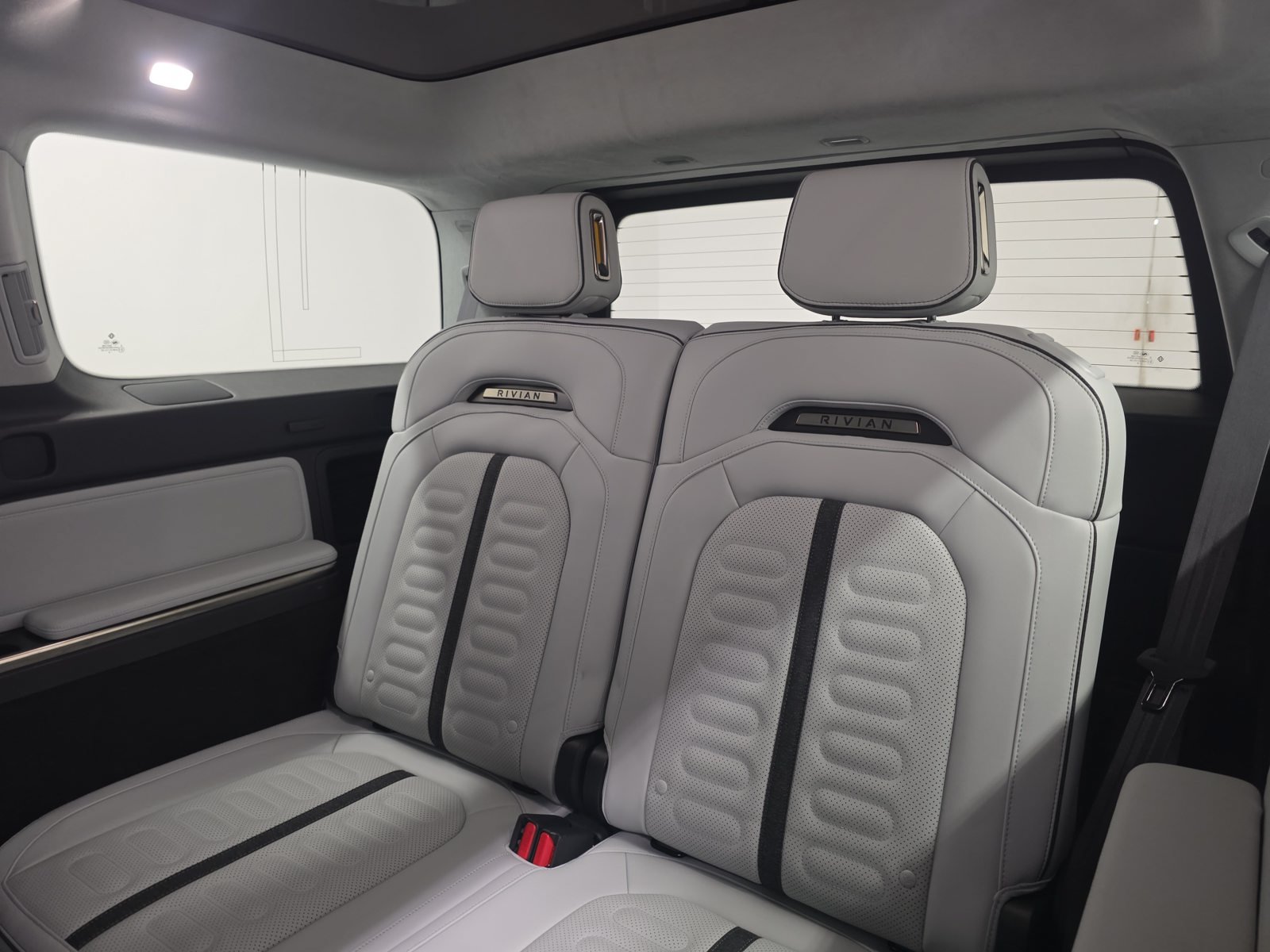 Used 2025 Rivian R1S Adventure Dual AWD/4WD image 22