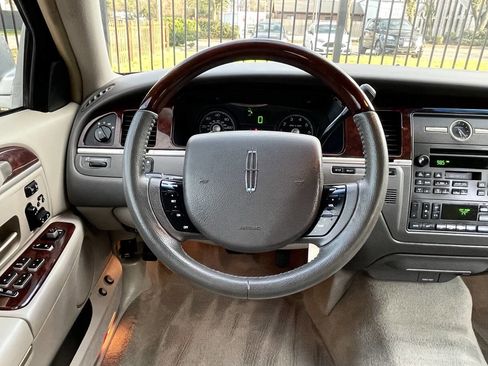Used 2006 Lincoln Town Car Signature Limited image 26