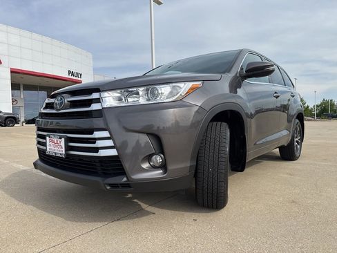 Used 2018 Toyota Highlander Plus AWD/4WD image 6