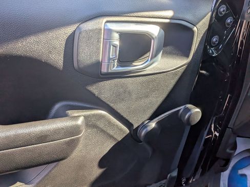 Used 2022 Jeep Gladiator Sport image 15