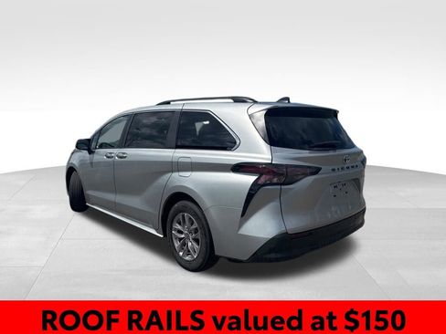 Used 2024 Toyota Sienna XLE image 3