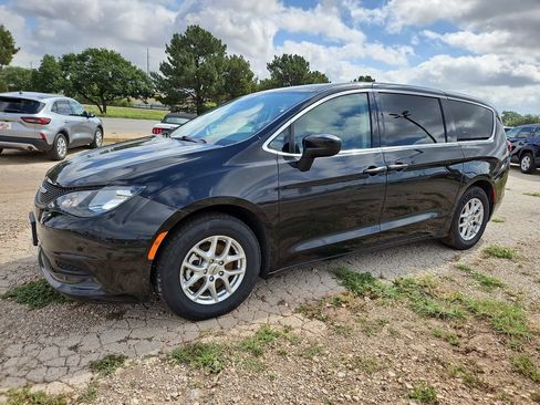 Used 2023 Chrysler Voyager LX FWD image 5